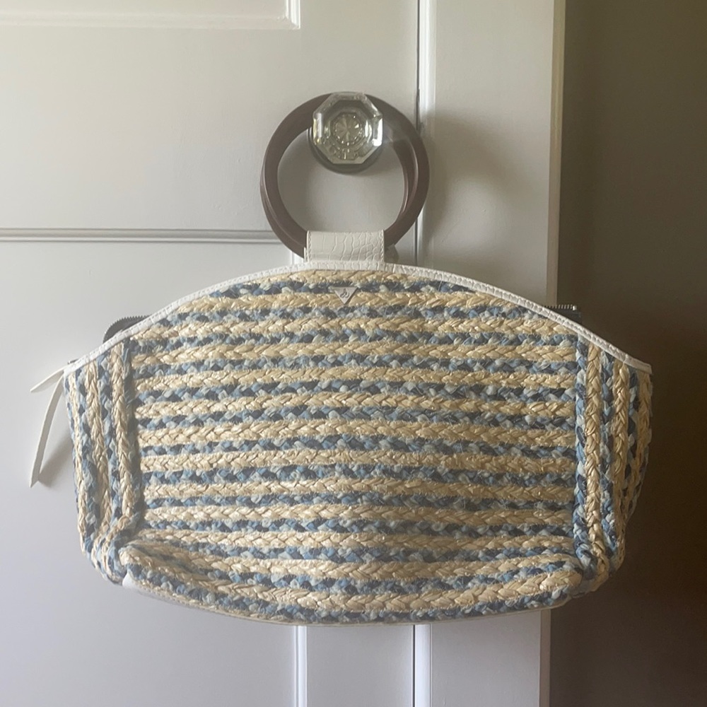 Beautiful summer straw bag with wooden handles and tásale
